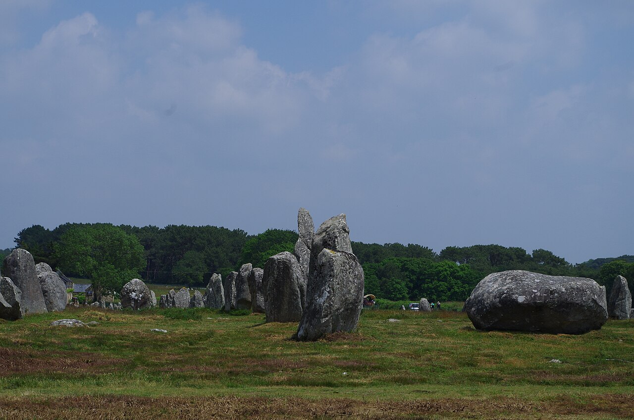 Image of Carnac Alignments, ca. 4500-3300 BCE, Wikimedia Commons, selected as an AP Art History beyond-set megalithic_ritual_architecture candidate