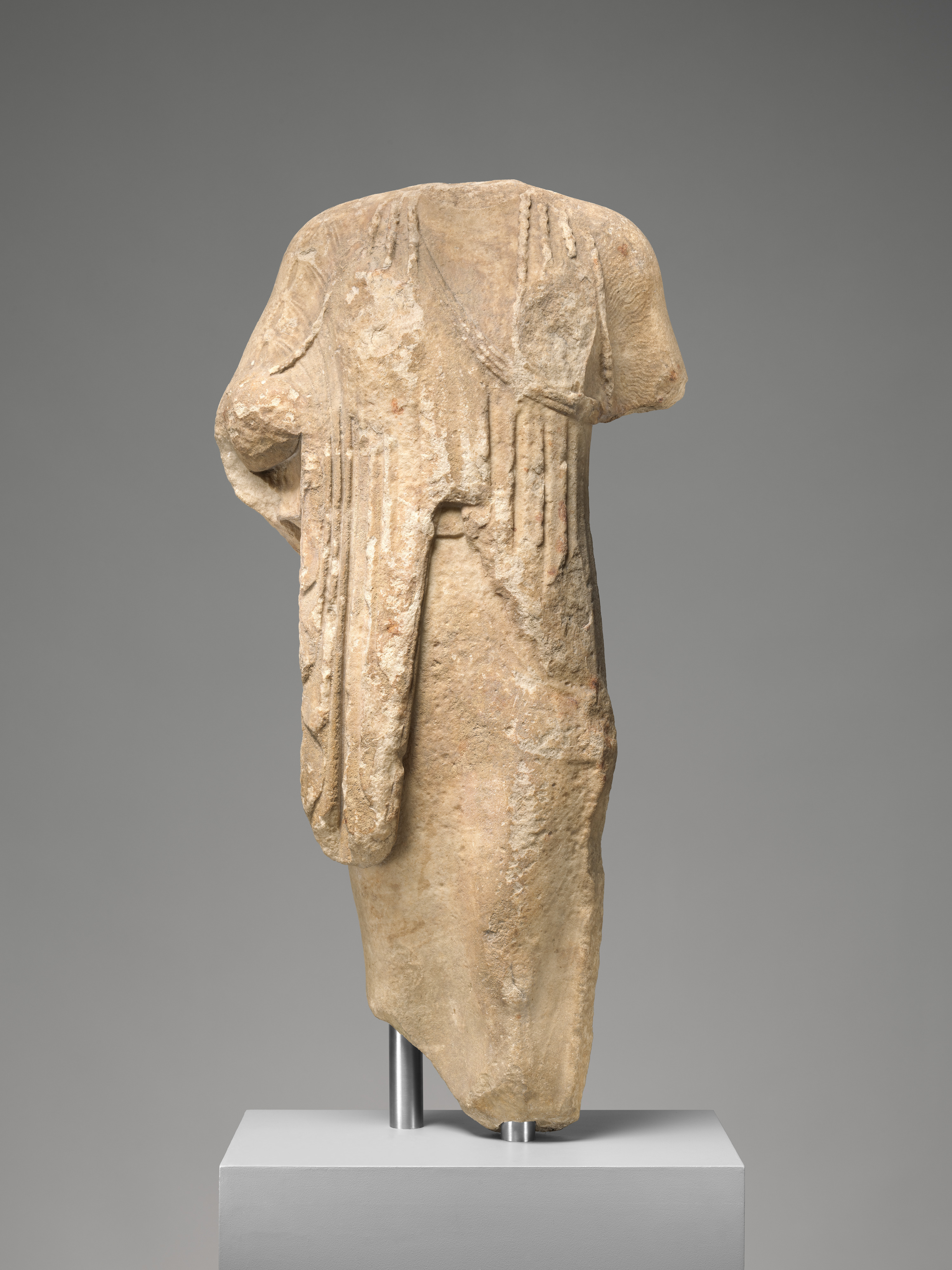 Image of Marble statue of a kore (maiden), late 6th century BCE, Metropolitan Museum of Art, selected as an AP Art History beyond-set archaic_greek_kouros_kore candidate